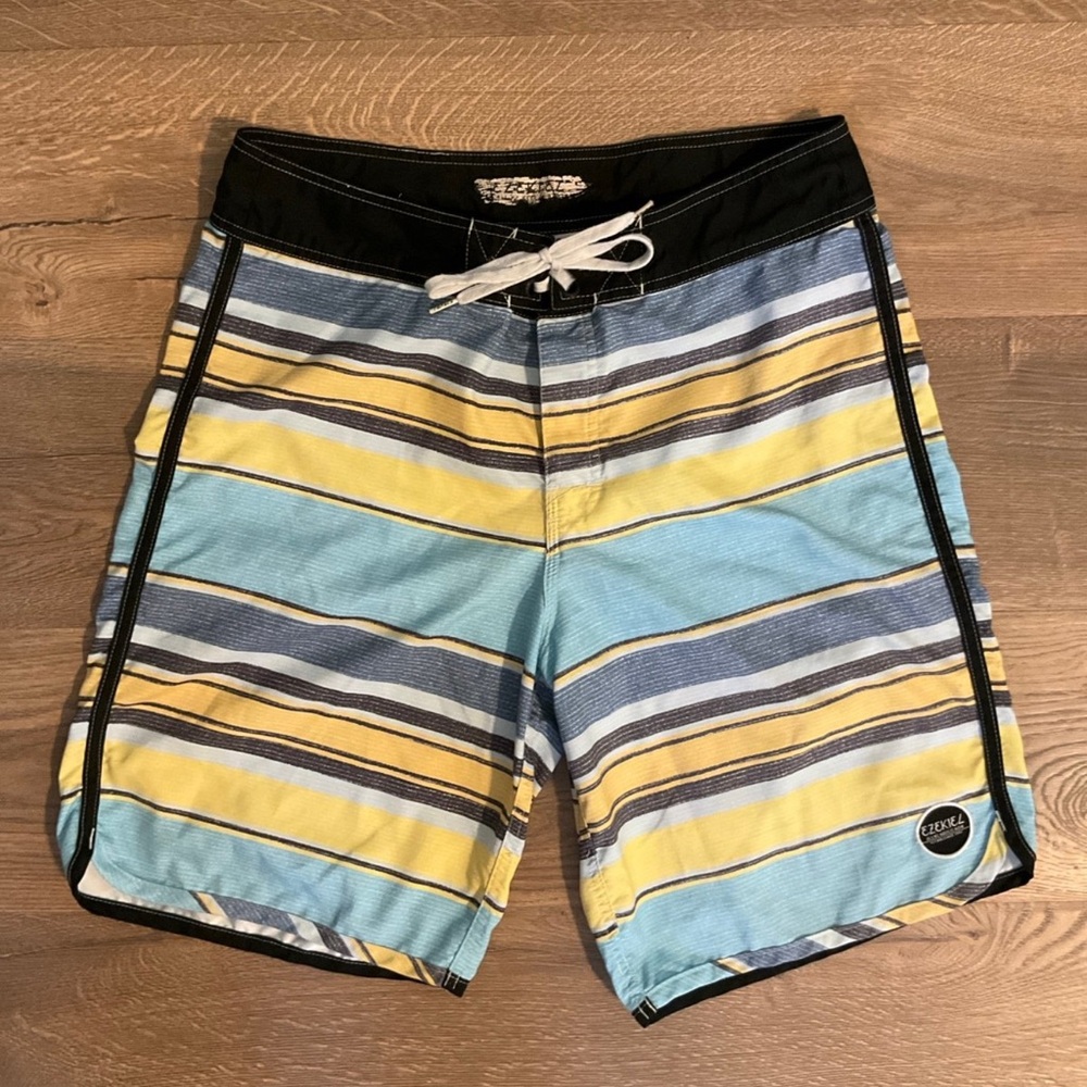 Men’s Ezekiel 9” navy, yellow, blue stripe board shorts, L